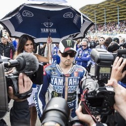 Lorenzo Diizinkan Balapan Lagi, tapi...