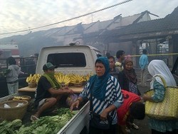 Pedagang Pasar Babadan Semarang Tetap Berjualan di Tengah Asap