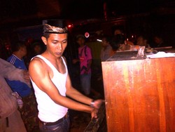 Pedagang Pasar Babadan Semarang Mengais Sisa Kebakaran