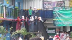 Suka Duka Mengajar di Sekolah Anak Jalanan Master di Terminal Depok