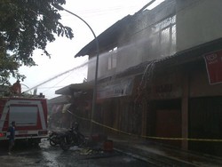 Api di Pasar Babadan Semarang Padam, Petugas Pemadam Tetap Siaga