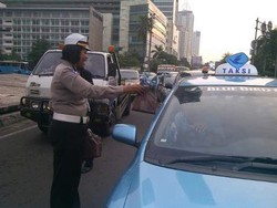 Polisi Bagikan Takjil Gratis di Bundaran HI