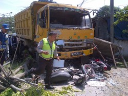 Truk Tabrak Warung dan 4 Motor di Medan, Seorang Terluka