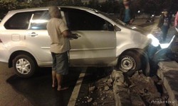 Saat Sahur, Xenia Nyaris Tercebur ke Bundaran HI