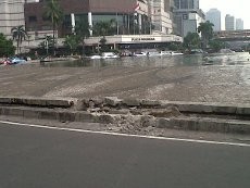 Ini Penampakan Beton Pembatas Bundaran HI Setelah Diseruduk Xenia