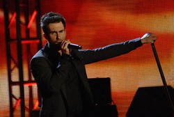 Adam Levine Bertunangan dengan Model Victorias Secret