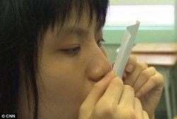 Gadis Tunanetra Ini Gunakan Bibir Untuk Membaca Huruf Braille