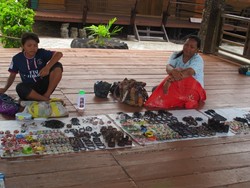 Gelang Sisik Penyu dan Ragam Oleh-oleh Khas Derawan