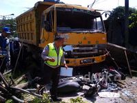 Truk Tabrak Warung dan 4 Motor di Medan