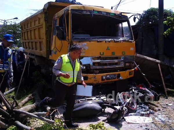 Truk Tabrak Warung dan 4 Motor di Medan
