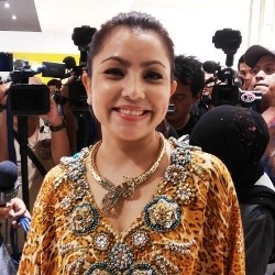 Mayangsari Selalu Kembaran dengan Anak dalam Berbusana