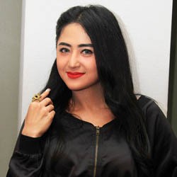 Ditanya Anak Soal Tuhan, Dewi Persik Kebingungan