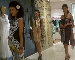 Musa Widyatmodjo Kreasikan 33 Motif Kain Iwan Tirta Jadi Busana Siap Pakai