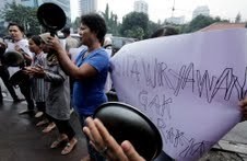 Demo di Kantor Gita Wirjawan, Belasan Ibu Rumah Tangga Bawa Wajan 