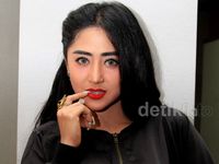 Bibir Merah Merona Dewi Persik