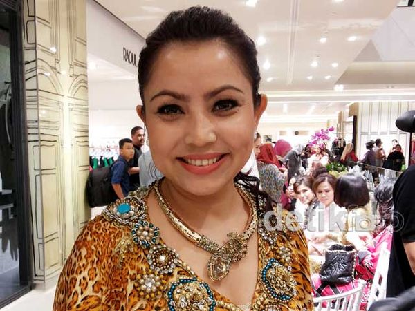 Mayangsari Berkalung Emas