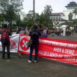 Aktivis Pendidikan Aksi Tagih Janji Sekolah Gratis ke Gubernur