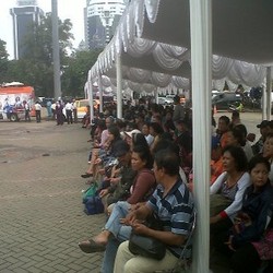 Pagi-pagi Ratusan Orang Sudah Antre Penuhi Penukaran Receh di Monas