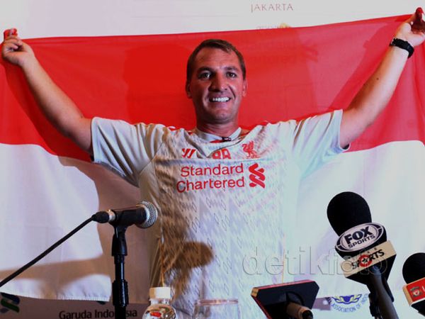 Rodgers Bentangkan Bendera Merah Putih