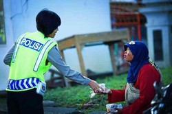Aksi Simpatik Ramadan, Polisi Garut Bagi-bagi Takjil
