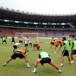 Ratusan Fans Setia Tunggu Pemain Liverpool Latihan