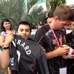 Memburu Tanda Tangan Gerrard dkk. di Hotel Mulia