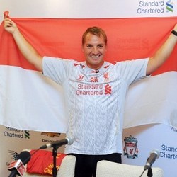 Rodgers Bentangkan Bendera Indonesia dan Ucapkan Terima Kasih