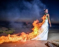 Mempelai Wanita Ini Asyik Berfoto Pakai Gaun Pengantin Terbakar