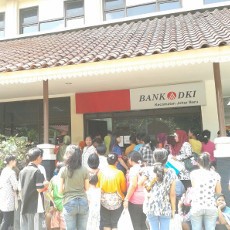 Isu Hari Terakhir, Ratusan Ibu-ibu Menyemut di Kecamatan Johar Ambil KJP