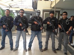 Penampakan Tim Pemburu Preman Polres Jakarta Barat dengan Senjata Lengkap