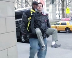 Aksi Lucu Pria yang Keliling Kota Sambil Digendong Seperti Bayi