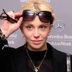 Courtney Love Siap Rilis Album Solo Saat Natal Tiba