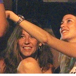 Behati Prinsloo Pamer Cincin Tunangannya dengan Adam Levine