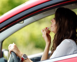 Bahaya! 43% Wanita Sering Merias Wajah Saat Mengemudi