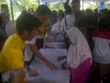 Dikerubungi Ibu-ibu, Gita Wirjawan Jualan Sembako di Tangerang