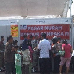 Warga Jakarta Serbu Pasar Murah di Monas