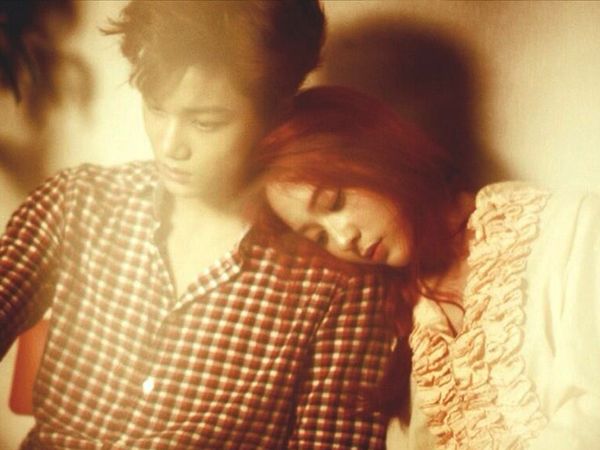 Kemesraan Krystal dan Kai di Foto Teaser Comeback f(x)