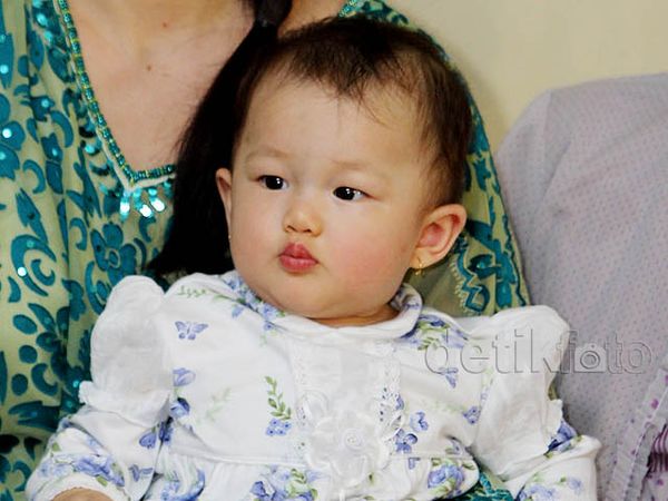 Lucunya Bayi Perempuan Ussy dan Andhika