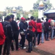 Fans Liverpool Buru Tiket di Kawasan GBK
