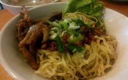 Mie Ceker Bandung: Waduh, Nikmatnya Tersengat Pedas Gurih Mie Ceker Rica-rica! 