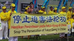 Tuntut Stop Kekerasan, Aktivis Falun Gong Demo di Kedubes China