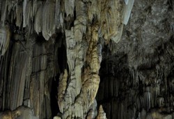 Menikmati Irama Alam di Gua Gong, Jawa Timur