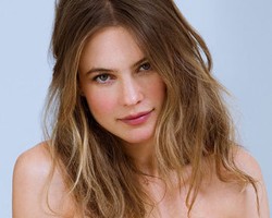  Resep Cantik Behati Prinsloo, Tunangan Baru Adam Levine