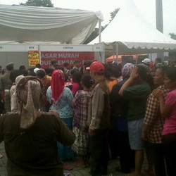Ada Sembako Murah Rp 20 Ribu, Pasar Kaget Monas Sempat Ricuh