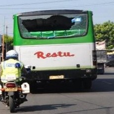 Bus Restu Dirusak Warga Setelah Serempet Motor
