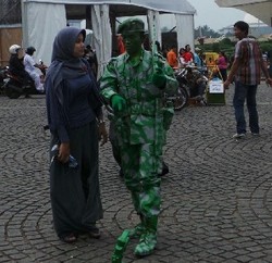 Asyiknya Ngabuburit di Monas