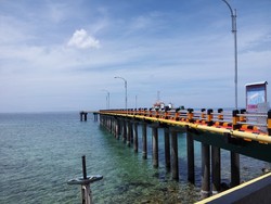 Menikmati Sunset di pantai Cinoki sambil memancing