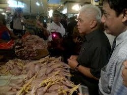 Resmikan Pasar Murah di Cianjur, Hatta Ikut Jualan Sembako