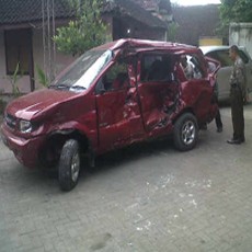 Kereta Api Tabrak Panther, 3 Tewas 4 Orang Luka