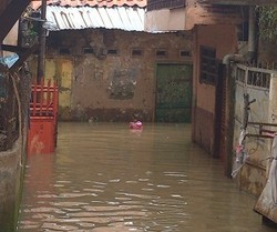 Banjir di Kampung Melayu Capai 1,5 Meter